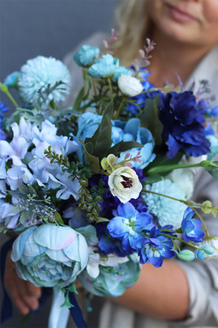 Blue Mood, niebieski bukiet nagrobny do położenia i wazonu, wys.50cm