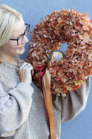 Jeżyk w Hortensjach, jesienny wianek z jeżem