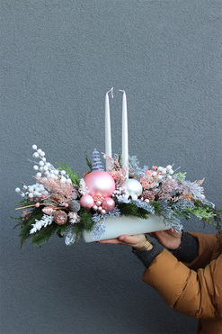 Pudrovy Róż Zimowy, świąteczny stroik, wym.40x62x40cm