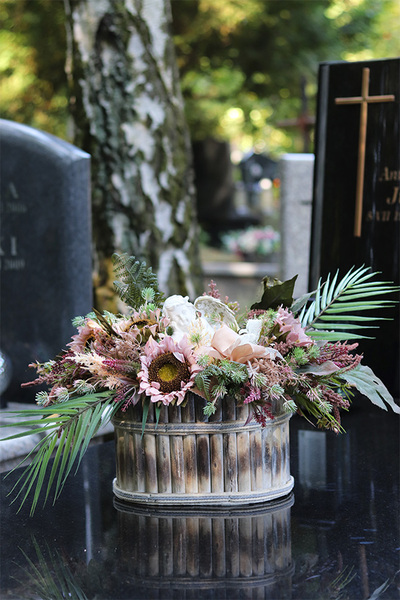 Auraliana, dekoracja nagrobna w skrzynce