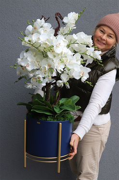 Neomi Medium, sztuczny storczyk w niebieskiej donicy na stojaku, wys.80cm 