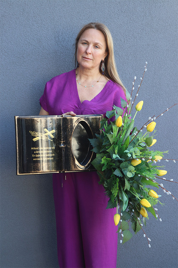Bookstory Spring Premium, dekoracja nagrobna z tulipanami