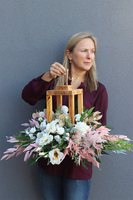 Angelo Garden Wood Pink 2, kompozycja nagrobna z aniołem w lampionie