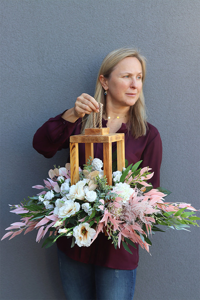 Angelo Garden Wood Pink 2, kompozycja nagrobna z aniołem w lampionie