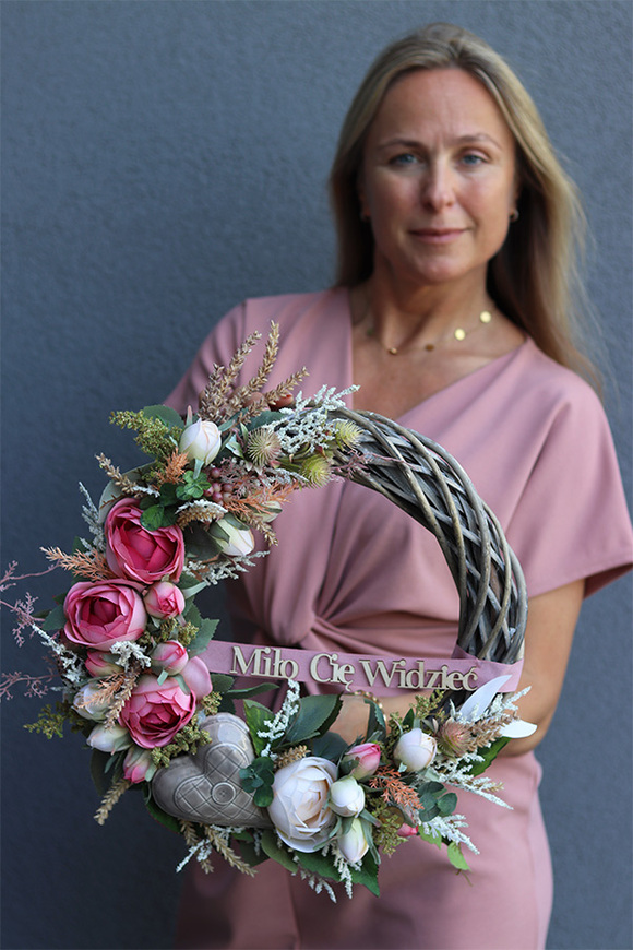 Miło Cię Widzieć, asymetryczny wianek z sercem i napisem