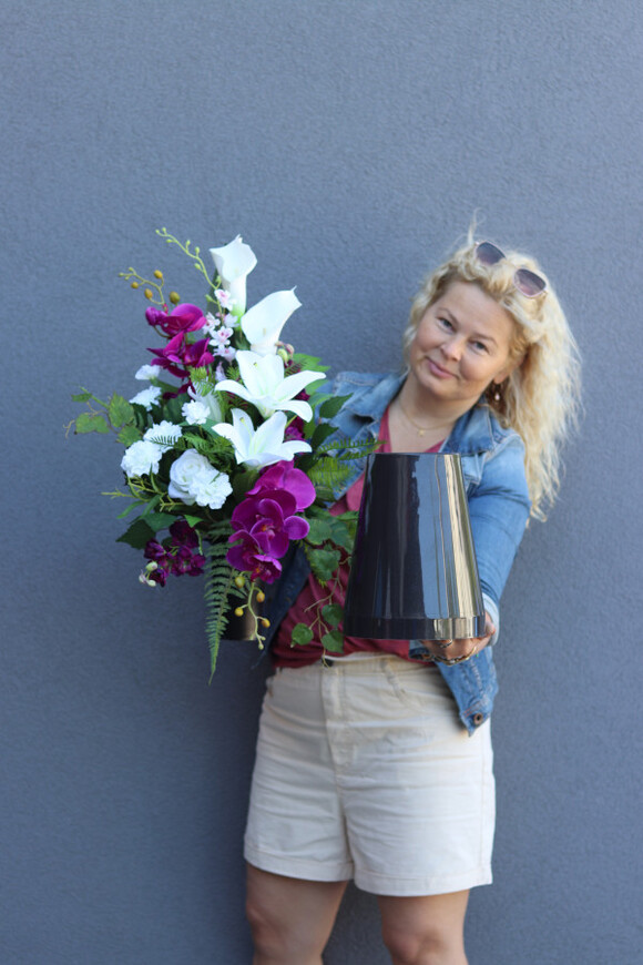 Królewska 2, bukiet nagrobny z flakonem