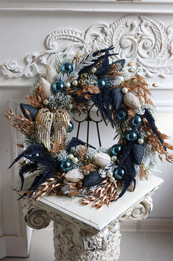 Winteriana, świąteczny granatowo-złoty wianek, śr.52cm