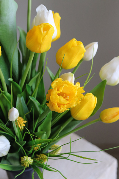 Tulipanowy Sen Spring, dekoracja nagrobna z tulipanami