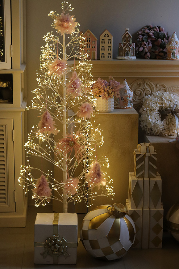 Pudrova Panna, różowa zawieszka świąteczna