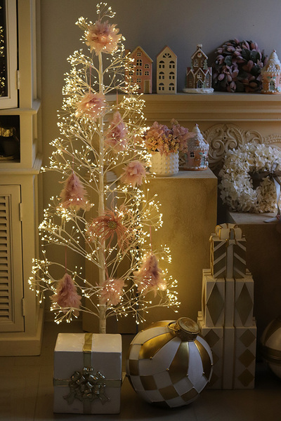 Pudrova Panna, różowa zawieszka świąteczna