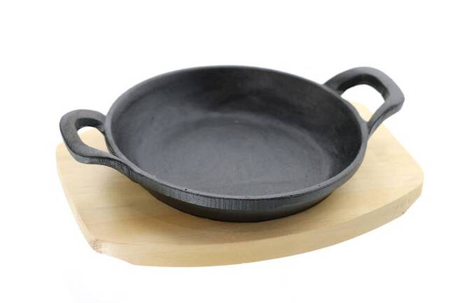 Cast Iron, żeliwna patelnia z podstawką, śr.16.5cm 