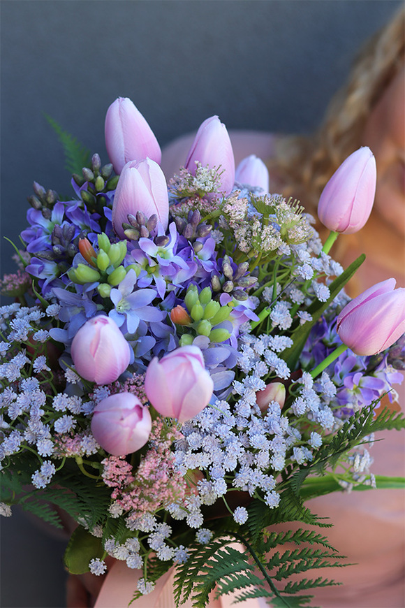 Frete La Guel, kompozycja kwiatowa w wazonie