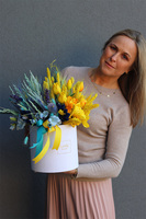 Ukraina 2, flowerbox z dekoracją w barwach narodowych Ukrainy