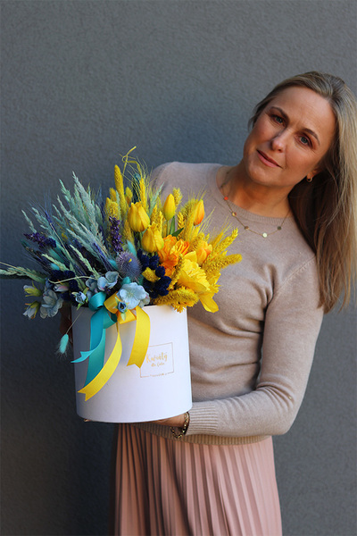 Ukraina 2, flowerbox z dekoracją w barwach narodowych Ukrainy