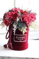 Bordina, welurowy flowerbox z czerwonymi kwiatami, wys.30cm