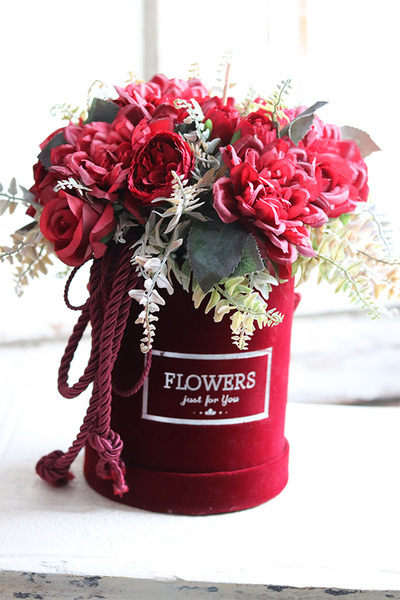Bordina, welurowy flowerbox z czerwonymi kwiatami, wys.30cm