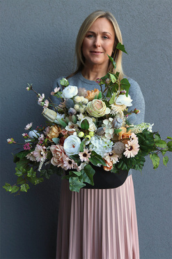 Remina Baronessa, kompozycja kwiatowa w naczyniu, wym.38x60x28cm