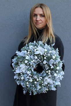 OD RĘKI Oczarowani Świętami, zimowy wianek z białymi kwiatami, śr.35cm