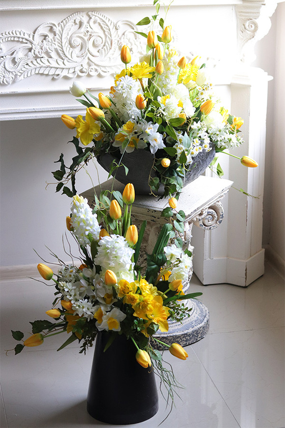 Żółta Pani Wiosna, bukiet nagrobny we wkładzie do wazonu