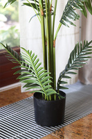 Palma, sztuczna roślina w doniczce