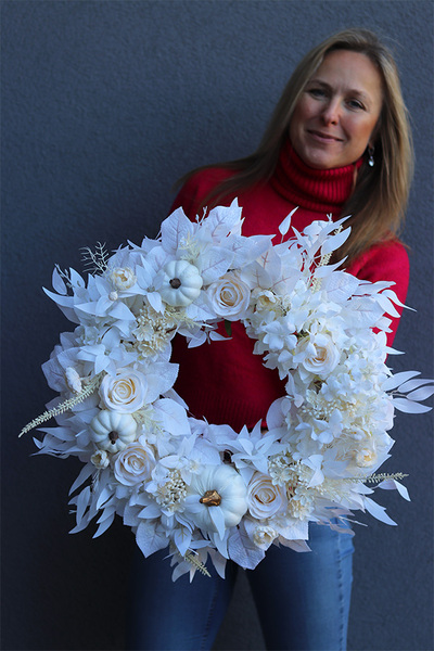 Bianco Autumn, jesienny wianek z białymi dyniami