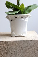 Arabesca, zielony sztuczny storczyk w ażurowej donicy