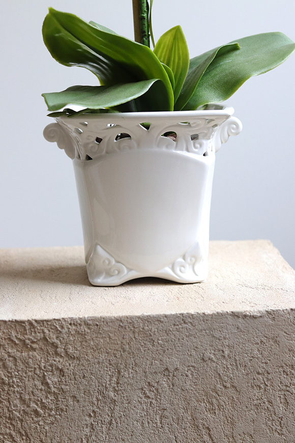 Arabesca, zielony sztuczny storczyk w ażurowej donicy