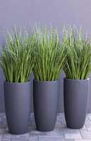 Concrete Antracyt Grande, wysokiej jakości sztuczna trawa w betonowej donicy