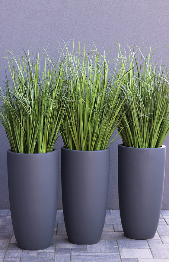Concrete Antracyt Grande, wysokiej jakości sztuczna trawa w betonowej donicy