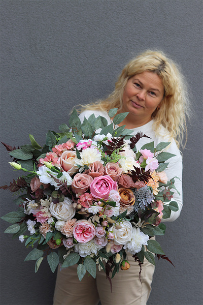 Bezire, kompozycja nagrobna w misie