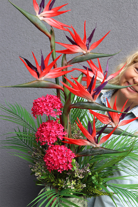 Strelicja Nedila Red, kompozycja w wysokim wazonie