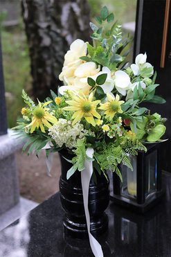 Nemitte, żółto-zielony bukiet nagrobny z orchideą i jeżykami, dł.66cm