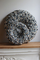 Shining Deluxe Silver, świąteczny wianek z bombek