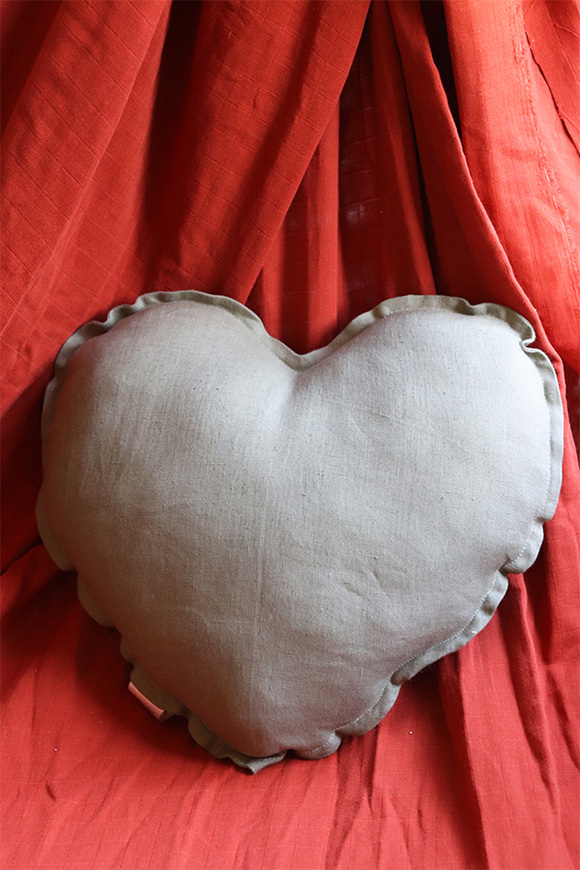 Heart Pillow, lniana poduszka w kształcie serca, oliwkowy
