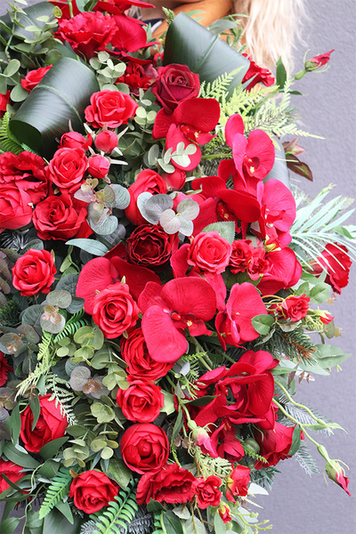 Red Vera, czerwona wiązanka nagrobna