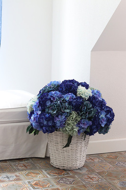 Karenao Blue Provance L, kosz z hortensjami, wym.80×65