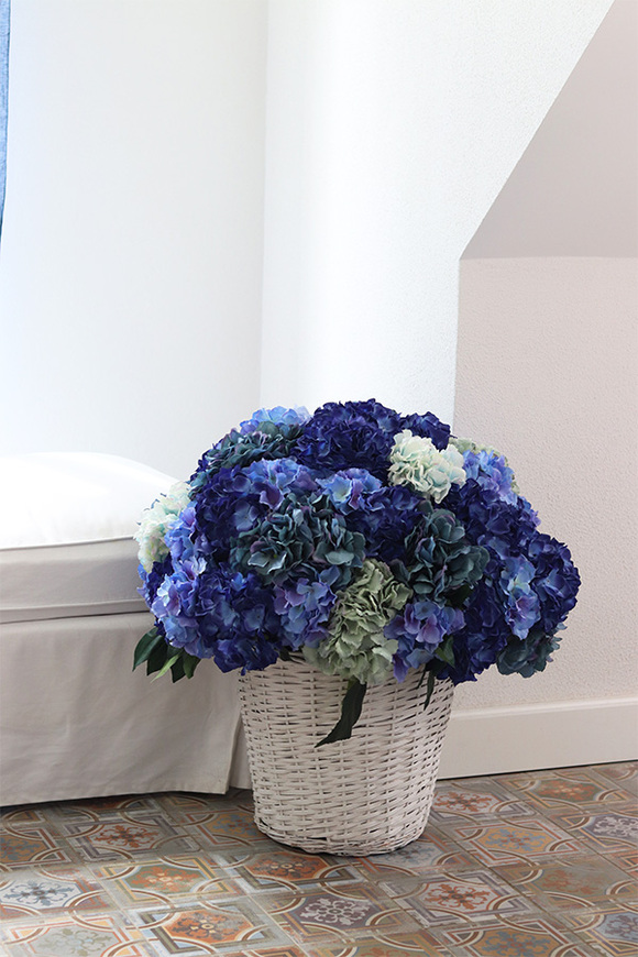 Keraneo Blue Provance L, kosz z hortensjami