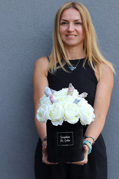 Money Black&White, flowerbox okolicznościowy z kwiatów sztucznych, wys.30cm