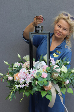 Angelo Garden Creamy, kompozycja kwiatowa z lampionem, wys.60cm  