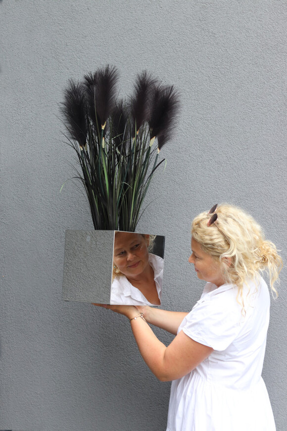 Black Mirror Glamour, sztuczna czarna trawa w donicy