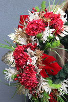 Dorotea, wieniec nagrobny z czerwonymi kwiatami i monsterą