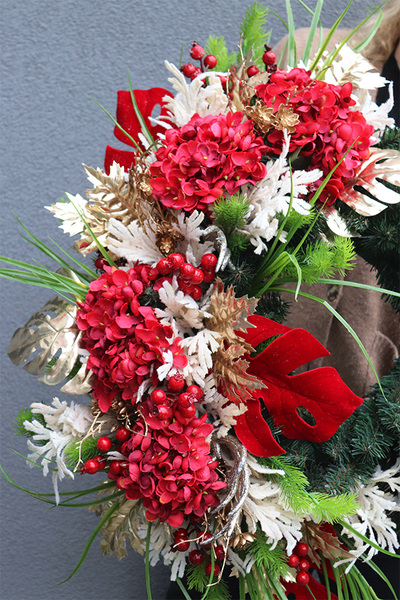 Dorotea, wieniec nagrobny z czerwonymi kwiatami i monsterą