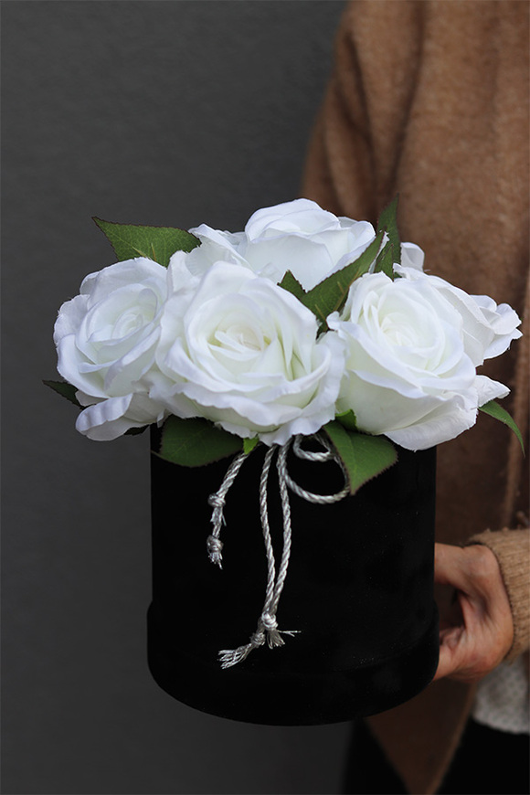 Biel Kwiatów Roses, flowerbox welurowy z białymi różami