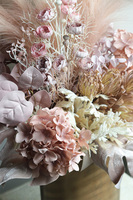 Boho House, kompozycja kwiatowa w metalowym wazonie