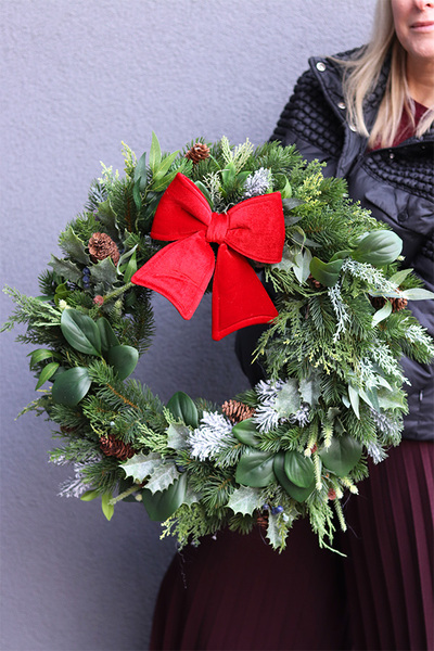 Red Velvety, bożonarodzeniowy wianek z kokardą