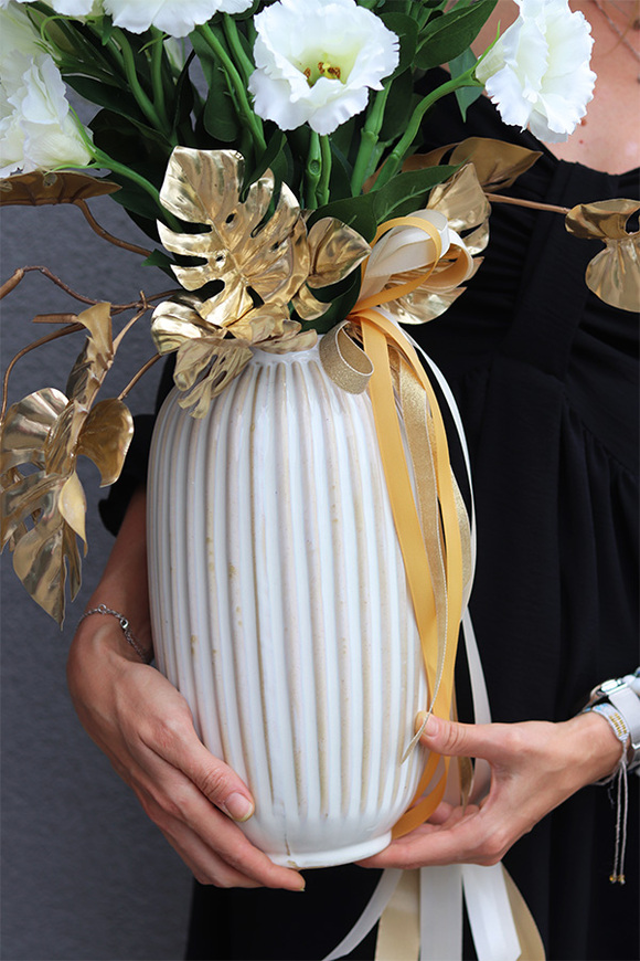 Amelia Eustoma White, kompozycja kwiatowa w wazonie