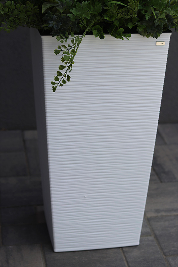 Anna Modern White 2, kompozycja z traw w dłutowanej donicy, wys.160cm