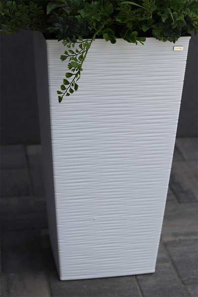 Anna Modern White 2, kompozycja z traw w dłutowanej donicy, wys.160cm