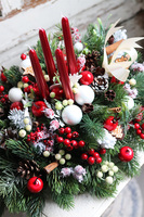 stroik z czerwonymi świeczkami