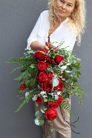 Red Roses, bukiet nagrobny zimowy z ostrokrzewem, dł.90cm
